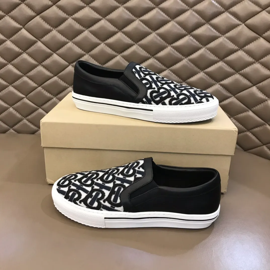 ◾️▫️B’s new spring and summer product, men’s classic low-cut slip-on sneakers, made of classic retro B’s printed canvas material, spliced ​​with layered calfskin, and decorated with a new brand logo. First-layer cowhide lining, embossed Burberry logo on the heel, and original TPU outsole!  P340 Yuan Size: 38-45